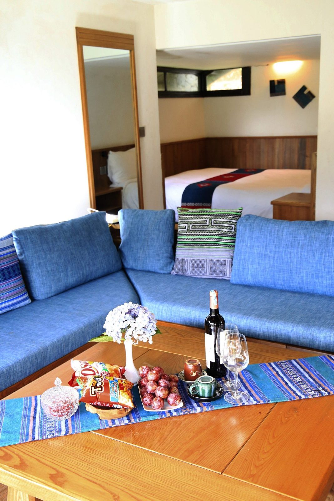 Phòng khách sofa nối phòng ngủ trong villa Sapa cho gia đình