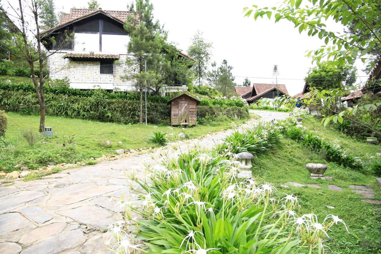 Villa đá Heaven House Sapa nhìn từ sân vườn, phía trước có khoảng sân rộng để BBQ ngoài trời