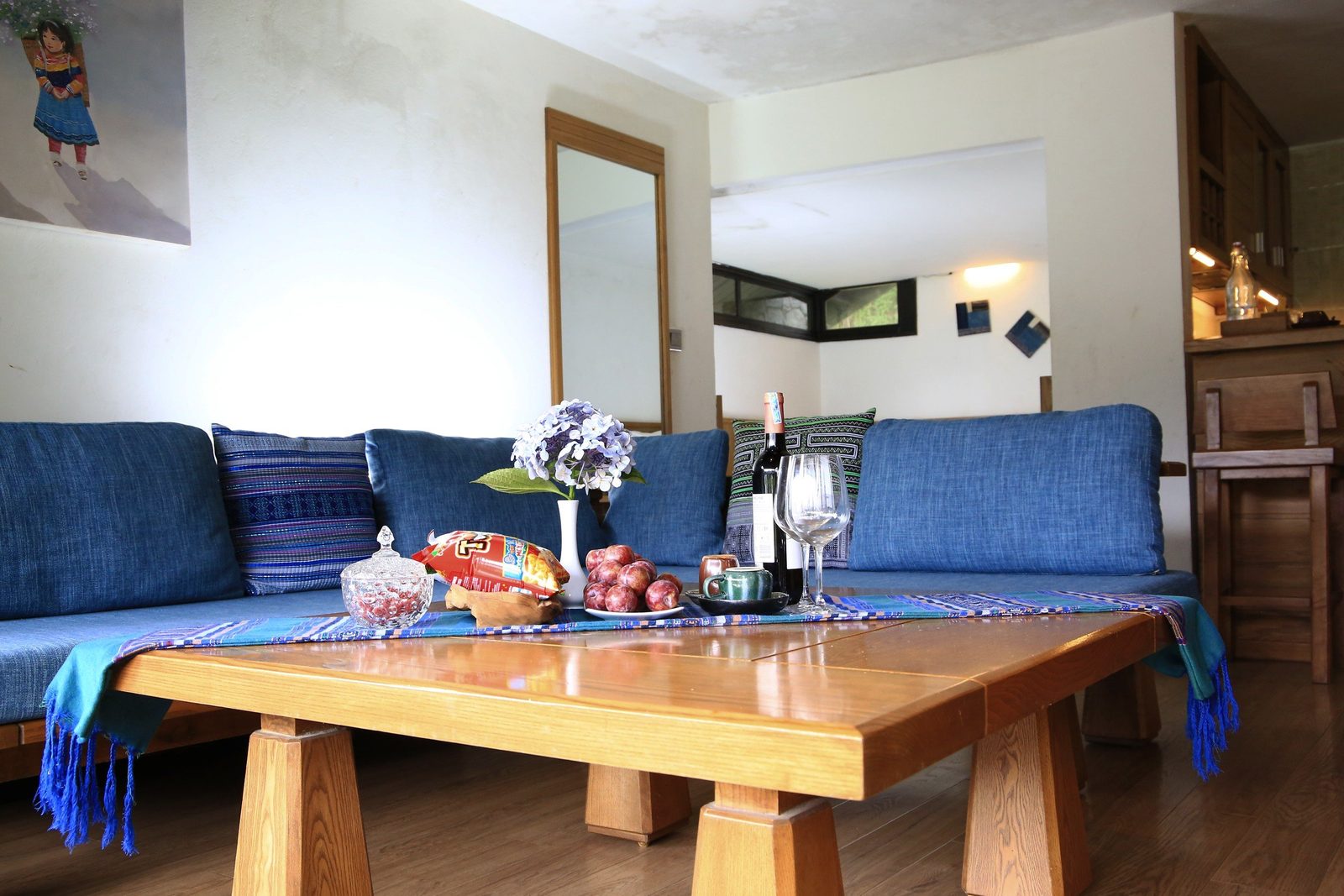 Bàn ăn và lò sưởi đá nội thất gỗ trong villa Heaven House Sapa