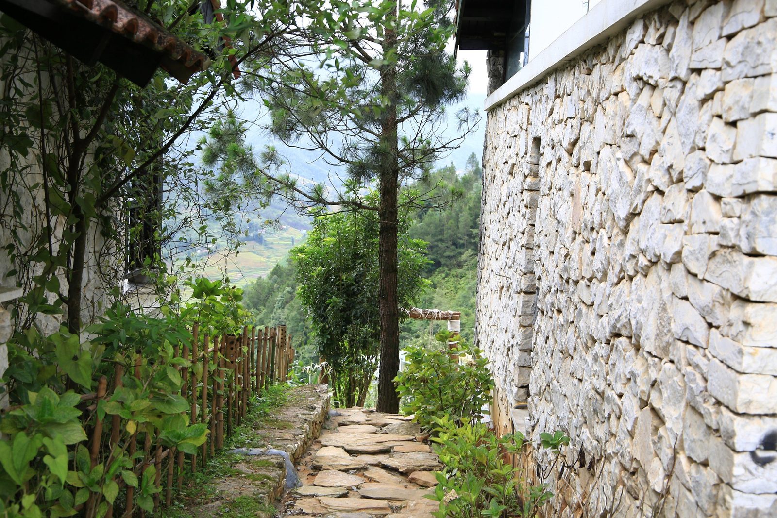 Toàn cảnh villa đá Heaven House Sapa nhìn từ trên cao, phù hợp cho đoàn 8 người thuê 2 căn liền kề