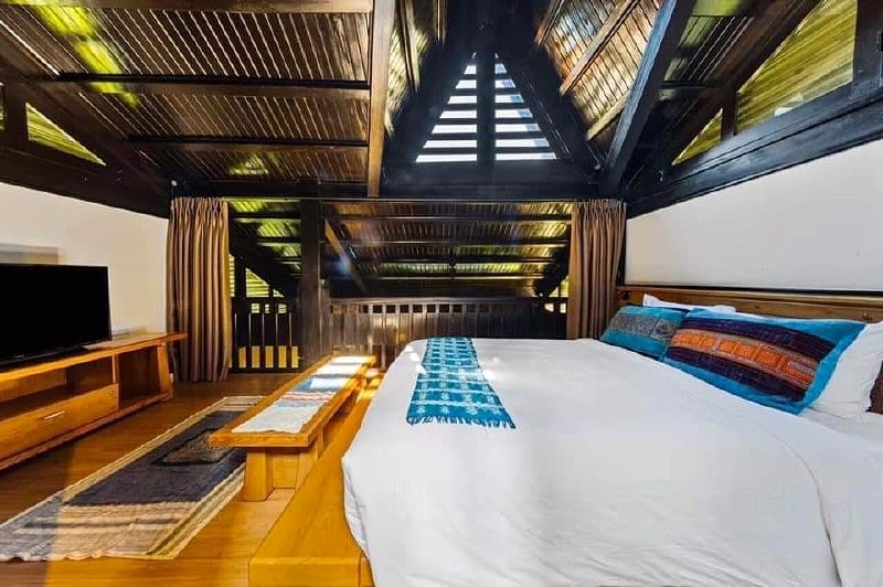 Phòng ngủ trần mái vòm gỗ ấm cúng